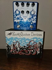 Earthquaker Devices Avalanche Run v2 w/ Box & Bag