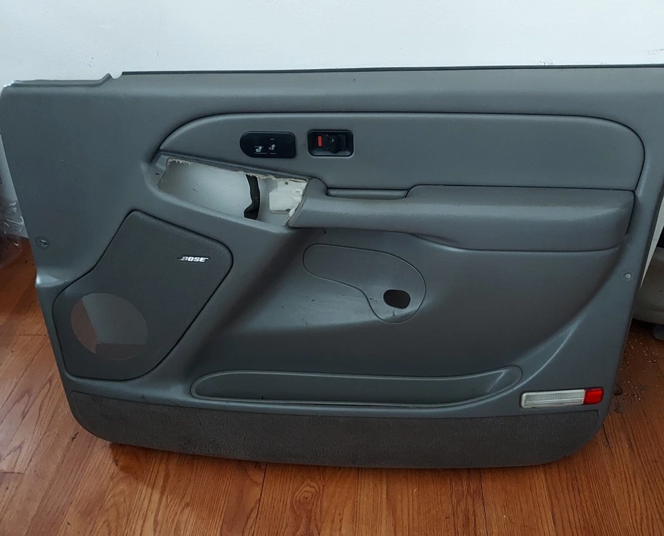 03-06 SILVERADO SIERRA TAHOE PASAJERO RT panel puerta tarjeta gris claro con alfombra Foto 3 de 4