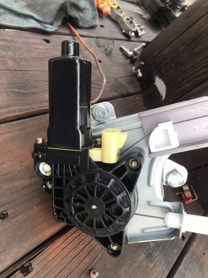 25750519 NOS GM regulador ventana trasera izquierda 2000-2005 Buick LeSabre Foto 3 de 4