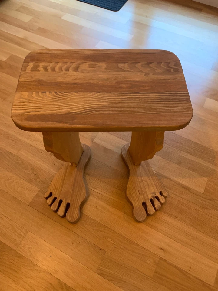 Origineller Holzhocker in Fußform, Leimholz, Nussbaumfarbend, massiv  ++NEU++