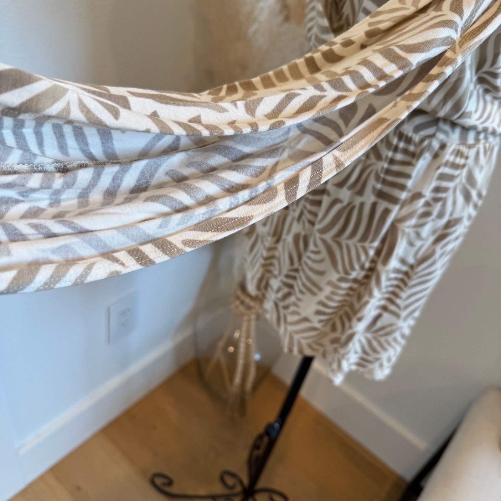 Tart Long Split Sleeve Neutral Leaf Pattern V-Nec… - image 10