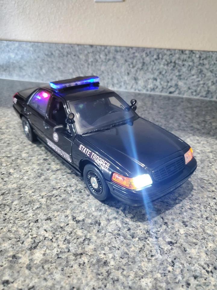 Georgia State Trooper - Ford Crown Vic w/ All Flashing Lights - Image 3 of 4
