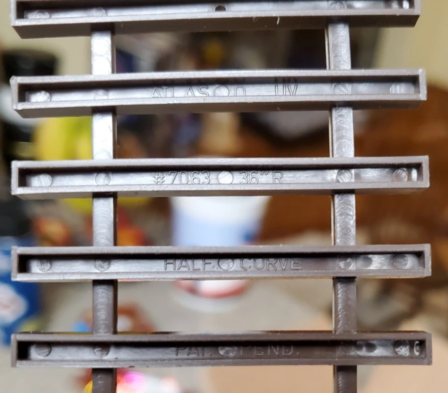 16x Atlas 2 Rail O Scale Curved Track (7062) +4x half length curves - Image 4 of 4