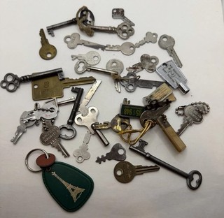 Lot of Antique Vintage Metal Keys Skeleton Hotel Suitcase Safe Lock Clock