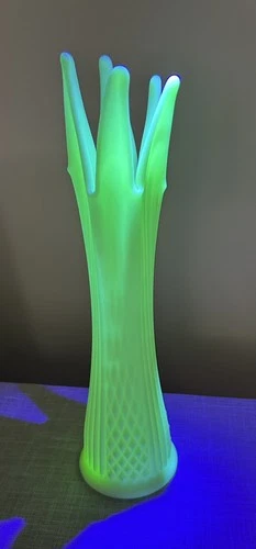Fenton Custard Uranium Glass Diamond & Ribbed Pattern Vase   15-1/2" Tall