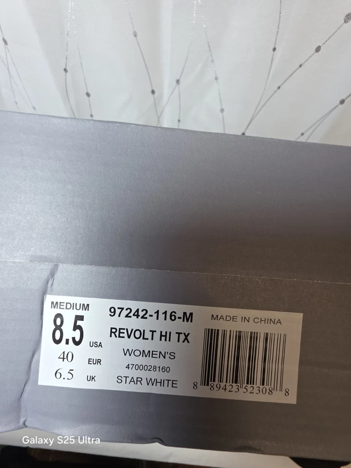 NUEVO EN CAJA Zapatilla deportiva Palladium Revolt Hi Top blanca sobre negra plataforma 8,5 Y2K Free People Foto 3 de 4