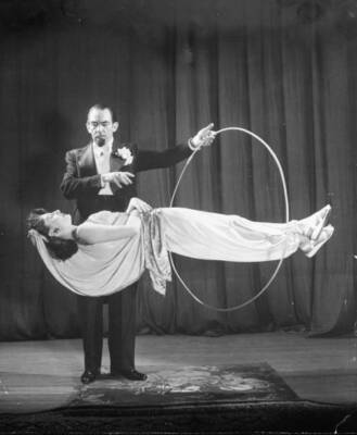 Jack Gwynne performing tricks at Magicians Convention 1940s Old Photo