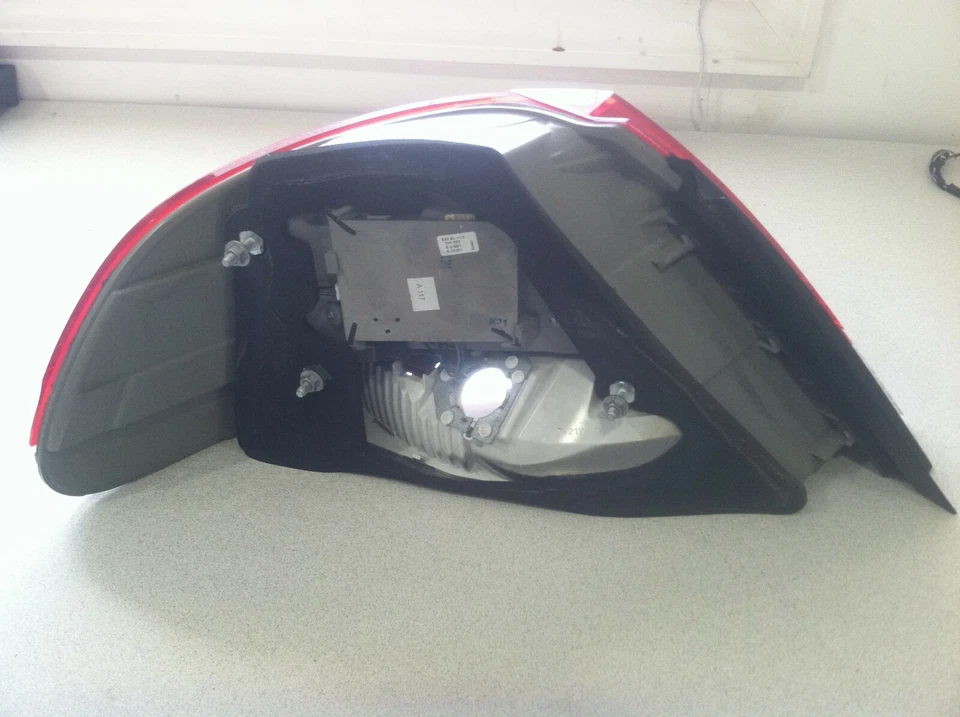 BMW 750i 750Li E65 E66 2005-2008 ~ luz de freno trasera derecha ~ pieza OEM Foto 4 de 4