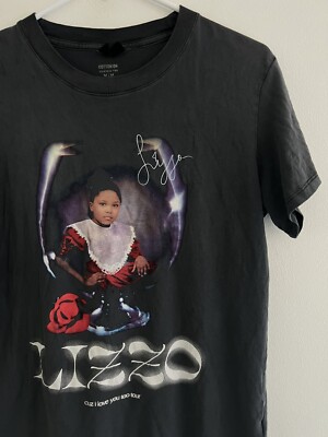 lizzo t shirt dress Lizzo Wore a T-Shirt With Her Own Face on It