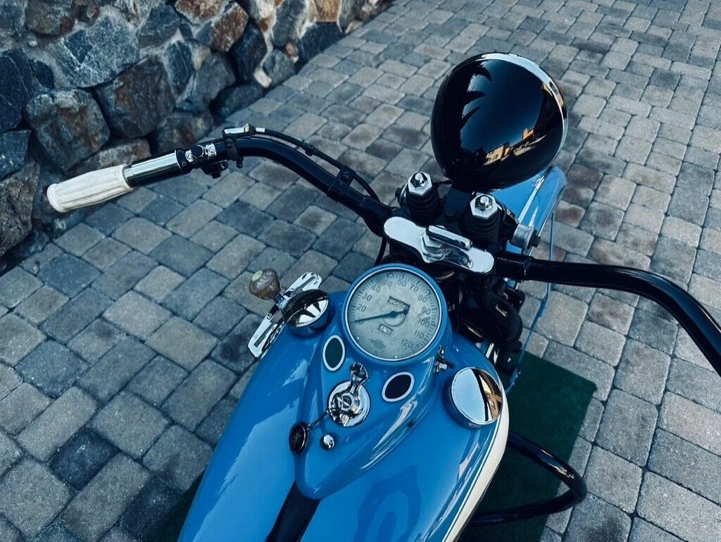 1939 EL Knucklehead - fuel tank-mounted speedometer