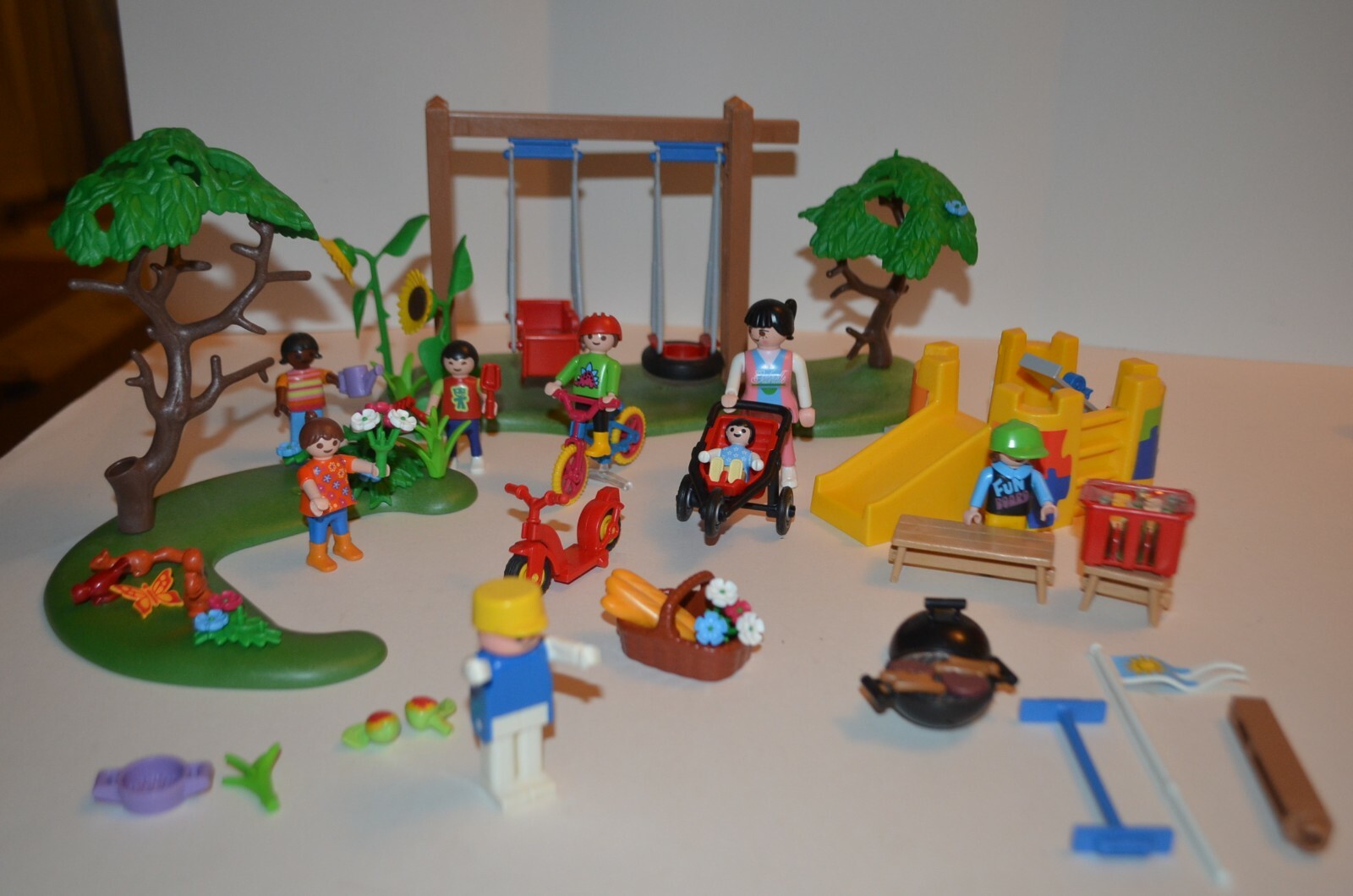 Playmobil City Life PARK PLAYGROUND Pieces 5024 Mom Tire Swing Trike