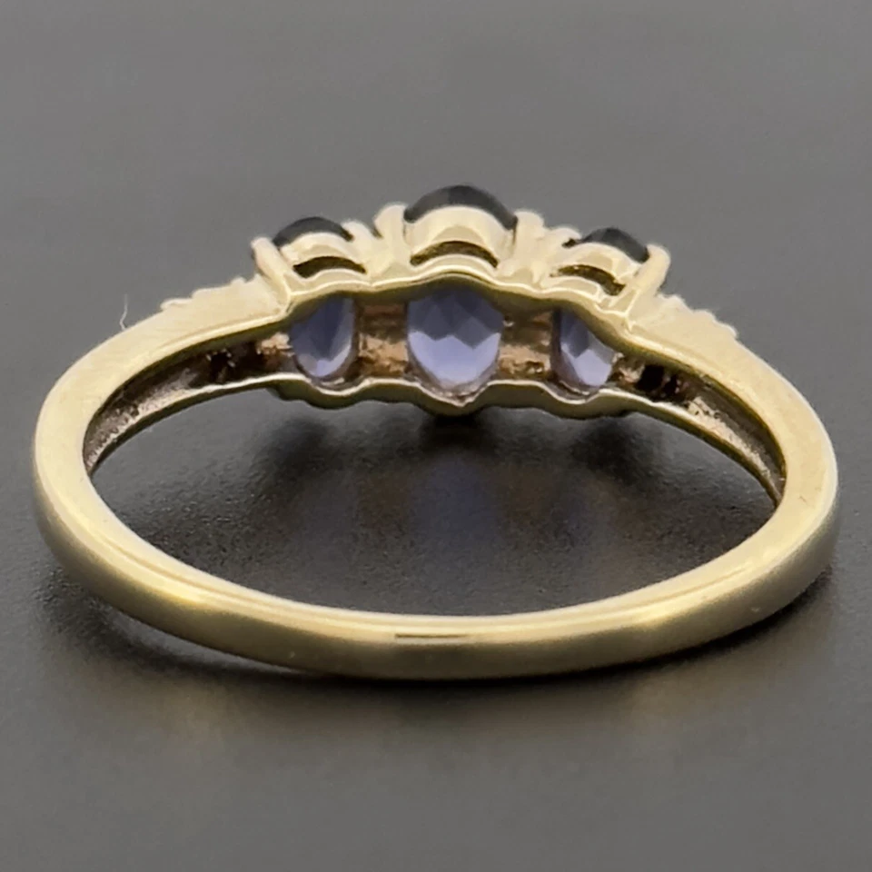 Anillo con racimo de tres piedras y diamantes de oro amarillo de 9 quilates talla P con sello Foto 4 de 4