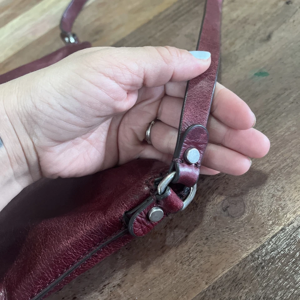 Cartera de hombro pequeña de cuero rojo profundo Treasure & Bond 6,75”x9” L x 3,5” D Foto 3 de 4