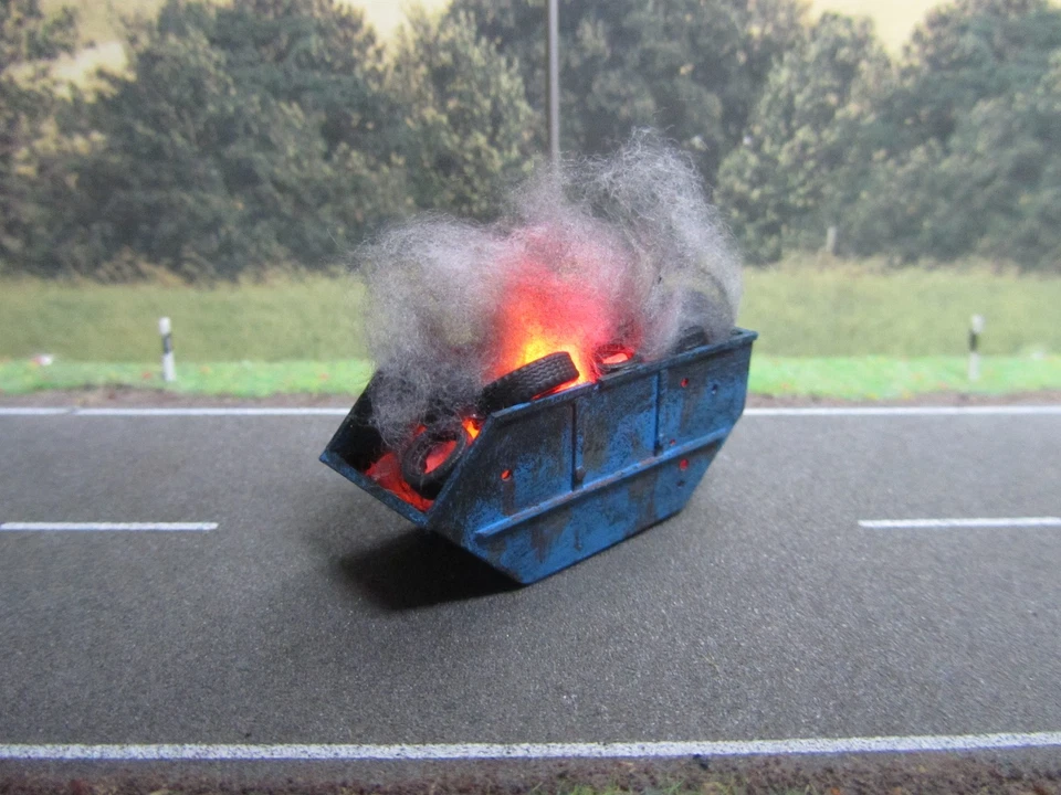 Absetzcontainer Brand 12V Feuer DC / AC Flackerndes Licht Rostig Löcher 1:87 H0 - Bild 2 von 4