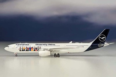 PH04498 Phoenix Models A330-300 1/400 Model D-AIKQ Lufthansa