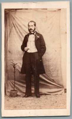 CDV FOTO PRIMITIV AMATEUR RAUCHENDER MANN IN SEINEM GARTEN EARLY FOTO MAN OUTDOOR