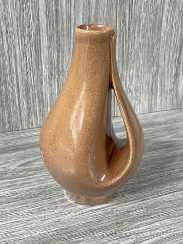 Red Wing Pretty Shaped Handled Pitcher M-1601 Pale Brown 8 1/2" tall Vintage MCM - Picture 2 of 12