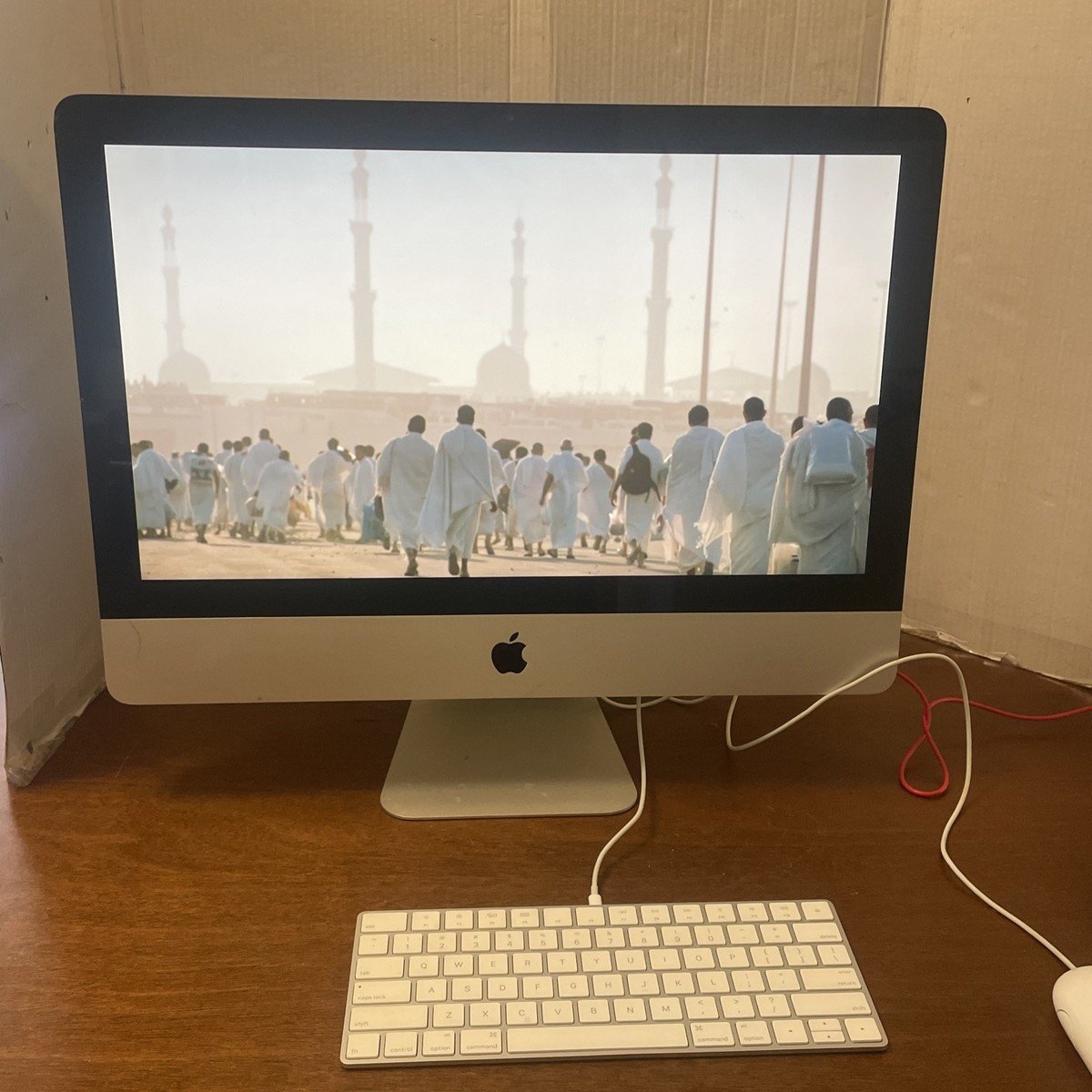 Apple iMac 10,1 A1311 Intel Core 2 Duo 3.06 GHz W/ Keyboard, Mouse