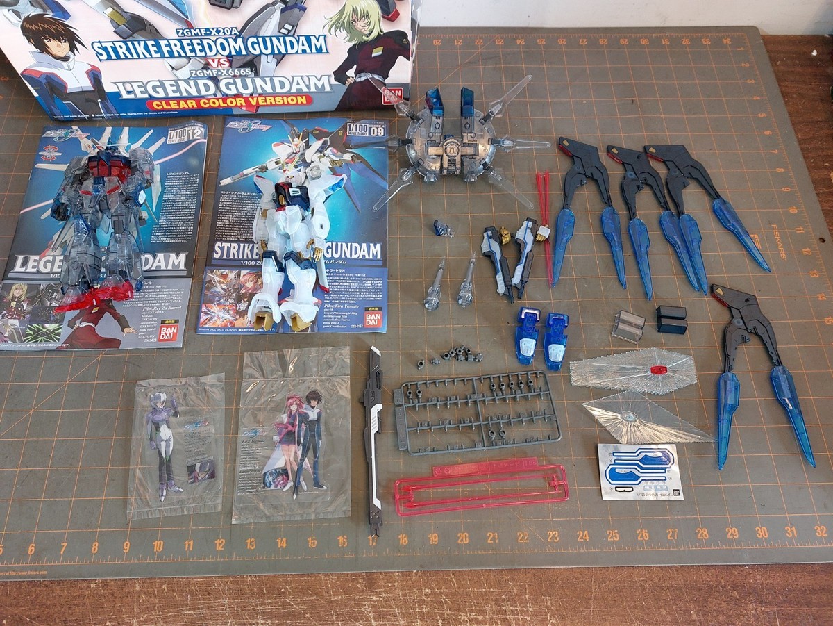 Strike Freedom Gundam ZGMF-X20A VS ZGMF-X666S Legend Gundam Clear