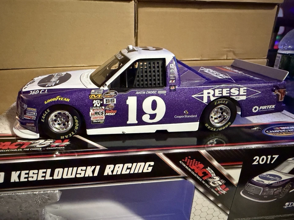 Austin Cindric #19 Draw-Tite Throwback BKR 1/24 2017 Foto 4 de 4