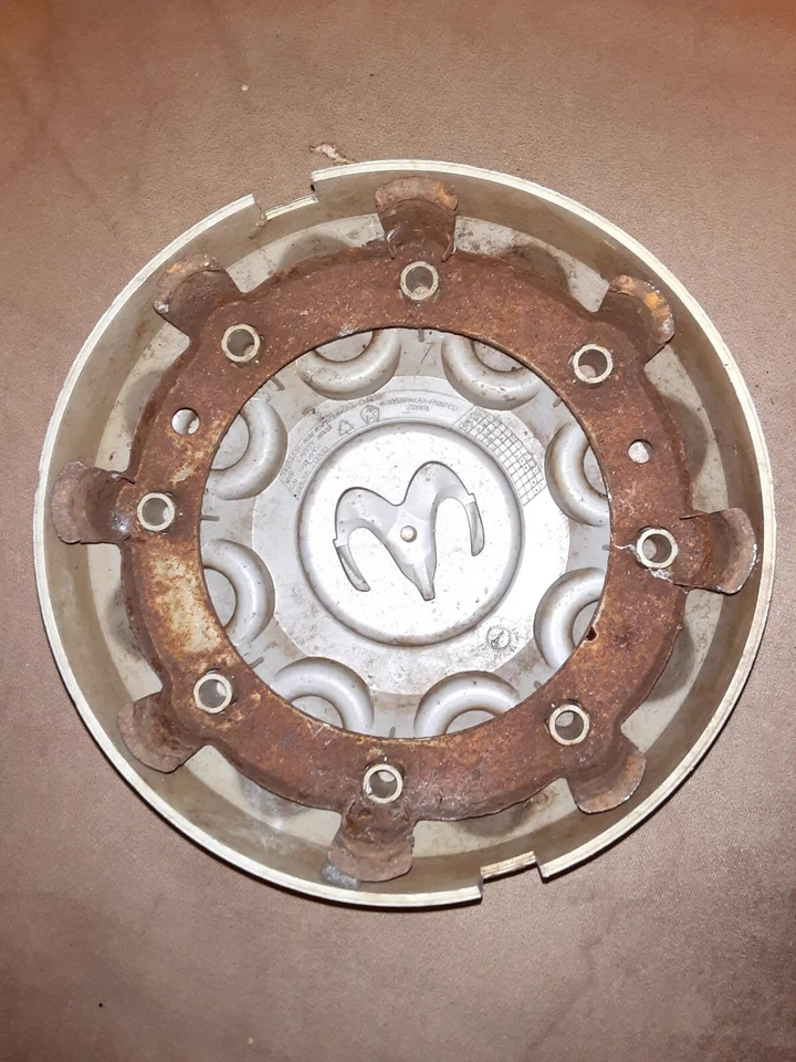  Tapa central de rueda de alta resistencia Dodge Ram 2500.3500. Pieza original OEM # OXY18PAKAA Foto 3 de 4