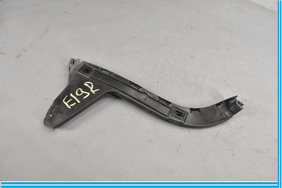 06-13 Volvo C70 Soporte de parachoques trasero derecho lado pasajero OEM Foto 3 de 4