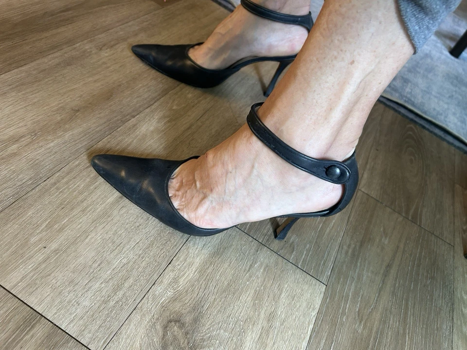 Zapatos de salón Manolo Blahnik vintage azul marino con correa al tobillo Foto 3 de 4