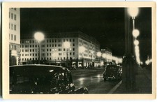 DDR-Foto-AK BERLIN Stalinallee bei Nacht, Straßenlampen, Foto Biedrowski 1954