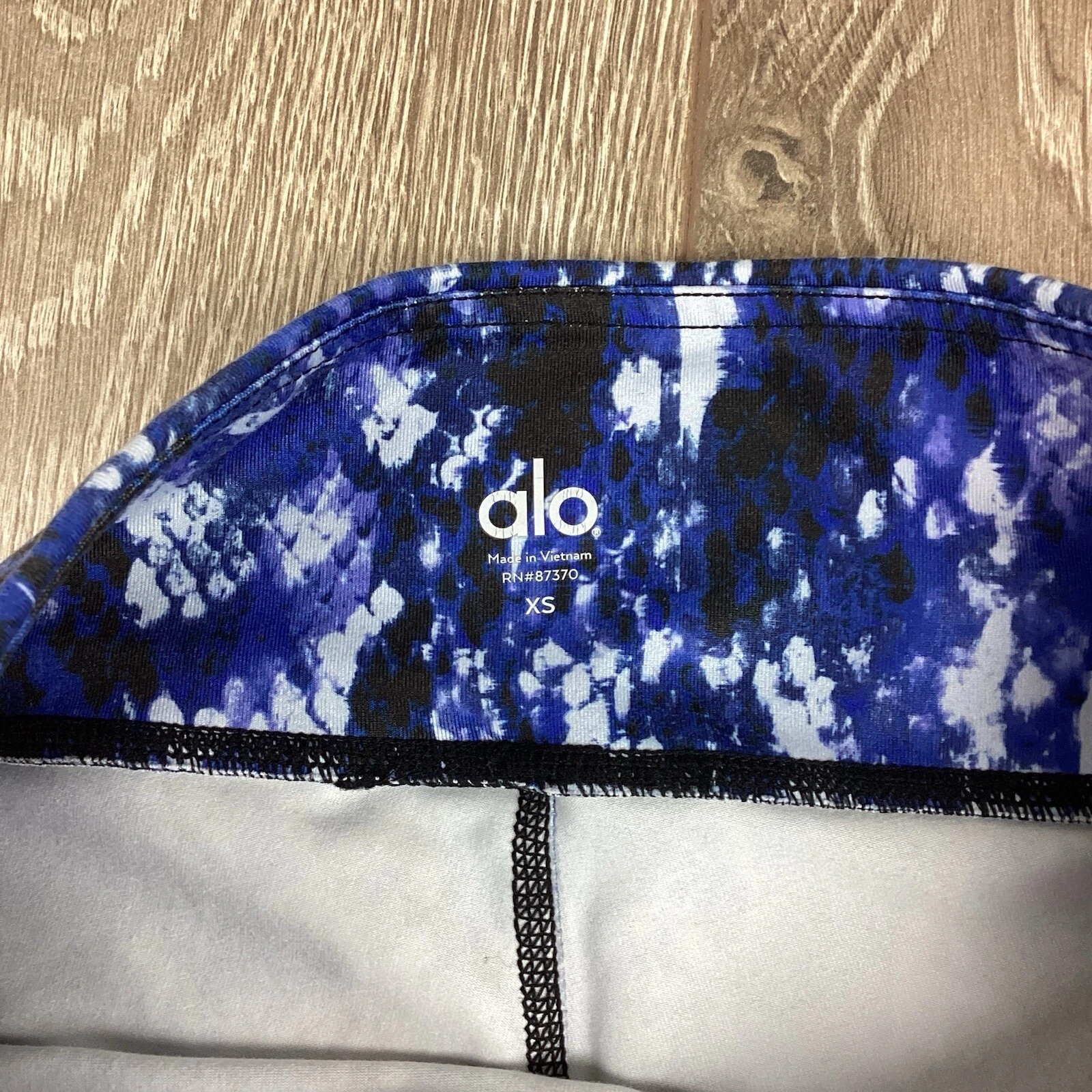 alo-yoga crop patterned stretch workout active leggings