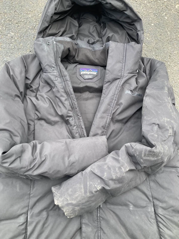 Parka Patagonia Down With It negra con capucha chaqueta acolchada larga para mujer Foto 2 de 4
