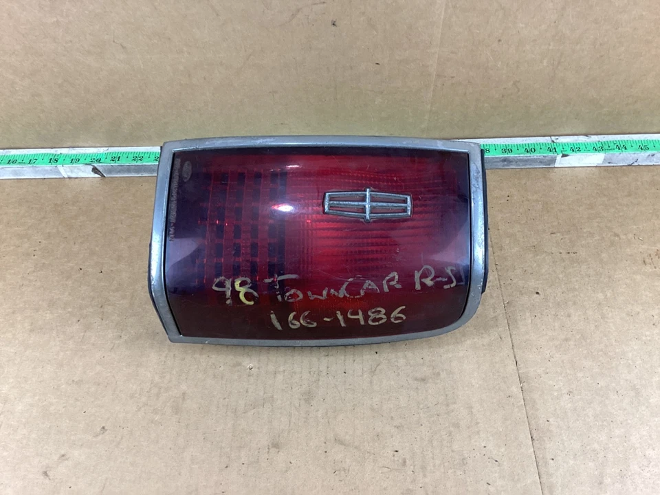 Luz trasera derecha pasajero Lincoln Town Car 1990-1994 F1VB-13440-A OEM Foto 3 de 4