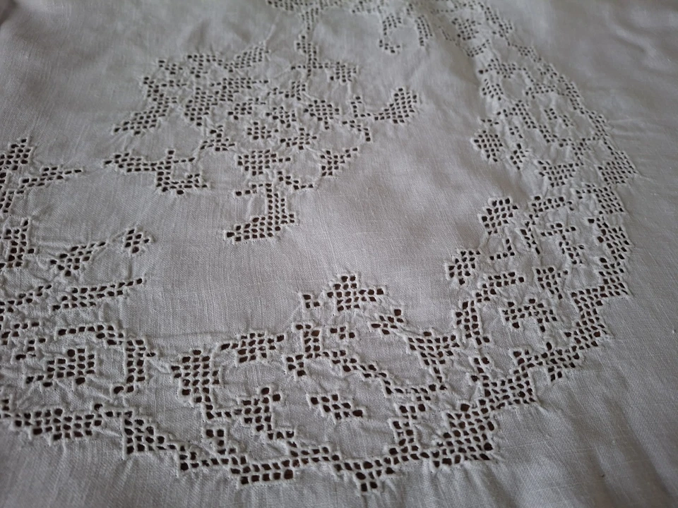 NAPPE ANCIENNE  CARREE, BRODEE main, AJOUREE, en coton, 160 x 160 - Photo 4/4