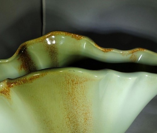 Vintage METLOX Pottery Ruffled Fan Mint Green and Tan Vase - Picture 5 of 5