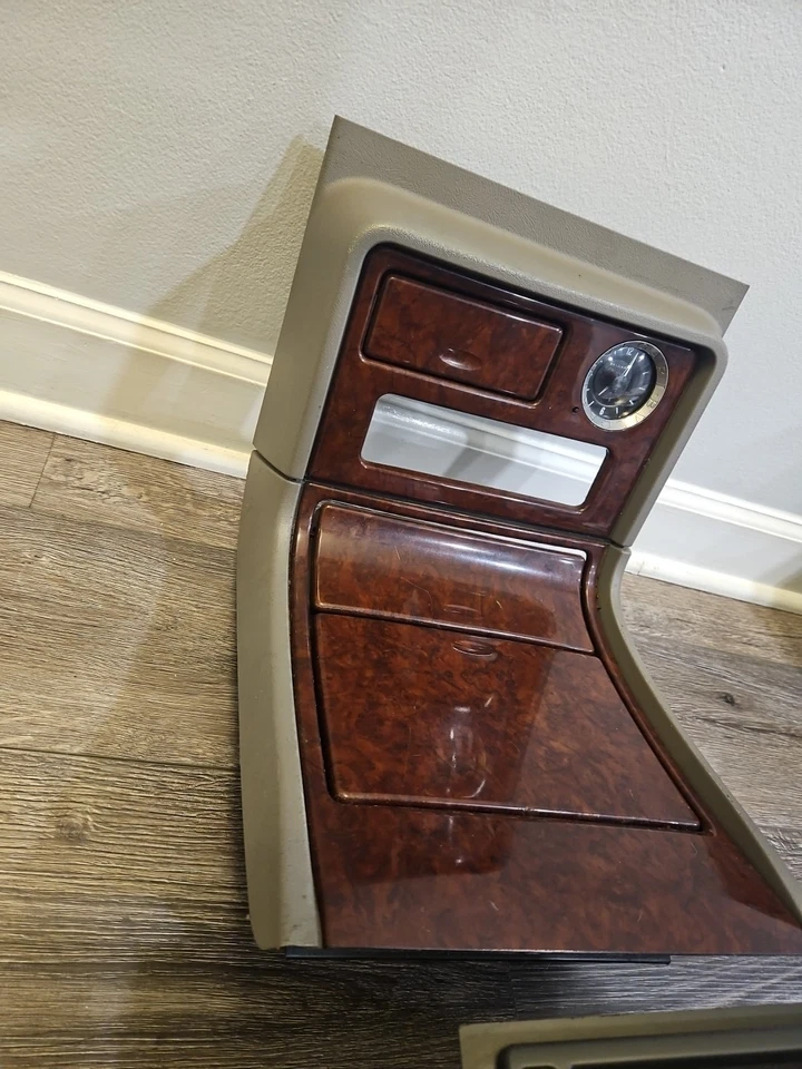 Cadillac Escalade 2003-2006 consola central bisel portavasos DVD gris madera Foto 4 de 4