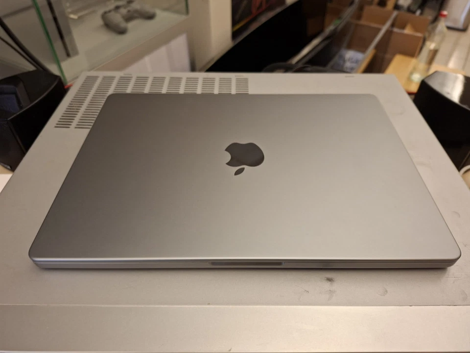 Nov 2023 14" MACBOOK Pro M3 8GB 512GB Qwerty Mint Condition Batt 95%  - Bild 2 von 4