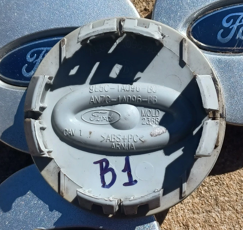 Tampa central Ford Fusion Focus conjunto de 4, 2000-2012 peça # 9E5C 1A096 BC B1 - Imagem 3 de 3