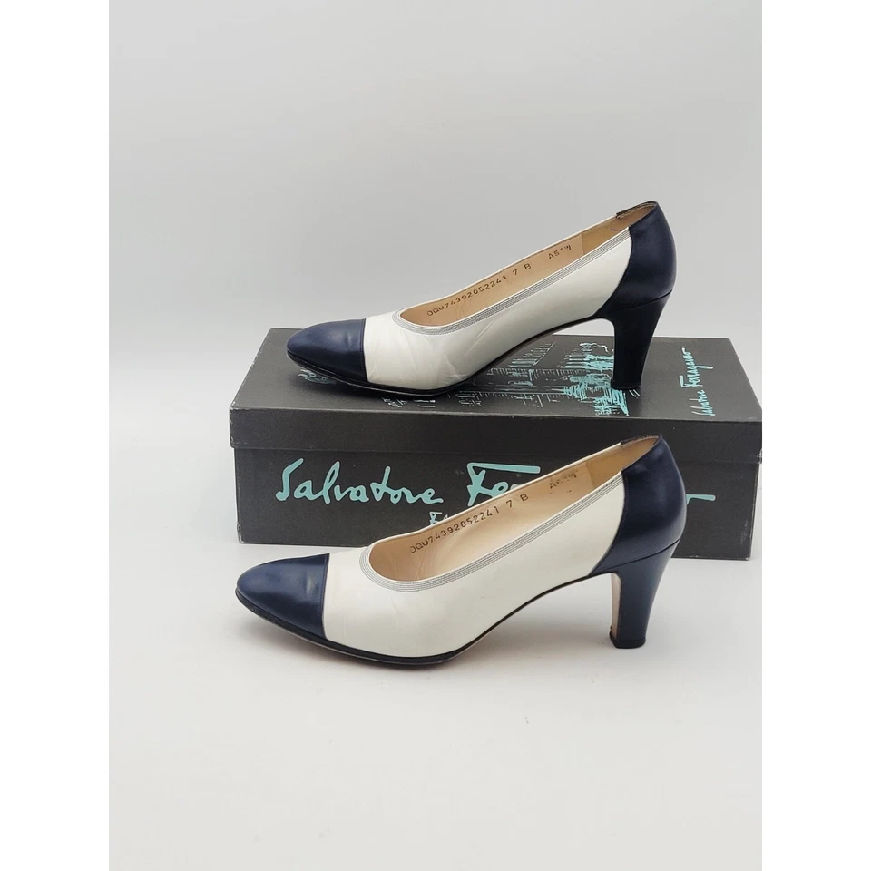 Zapatos de salón Salvatore Ferragamo para mujer talla 7 B blancos/azul marino Degny 2052-241 de colección Foto 4 de 4