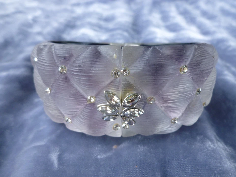 MANGUITO TALLADO A MANO CON DIAMANTES DE IMITACIÓN ALEXIS BITTAR