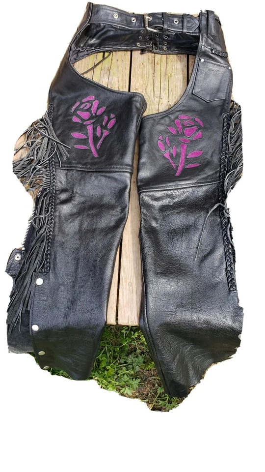 Chaqueta de cuero para mujer y gorras a juego talla M. La chaqueta tiene forro con cremallera.  Foto 2 de 3