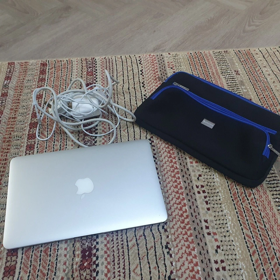 Apple MacBook Air 11", Intel Core i5, 1.6GHz, Mid 2011, 64GB SSD, 2GB RAM, A1370 - Image 3 of 4