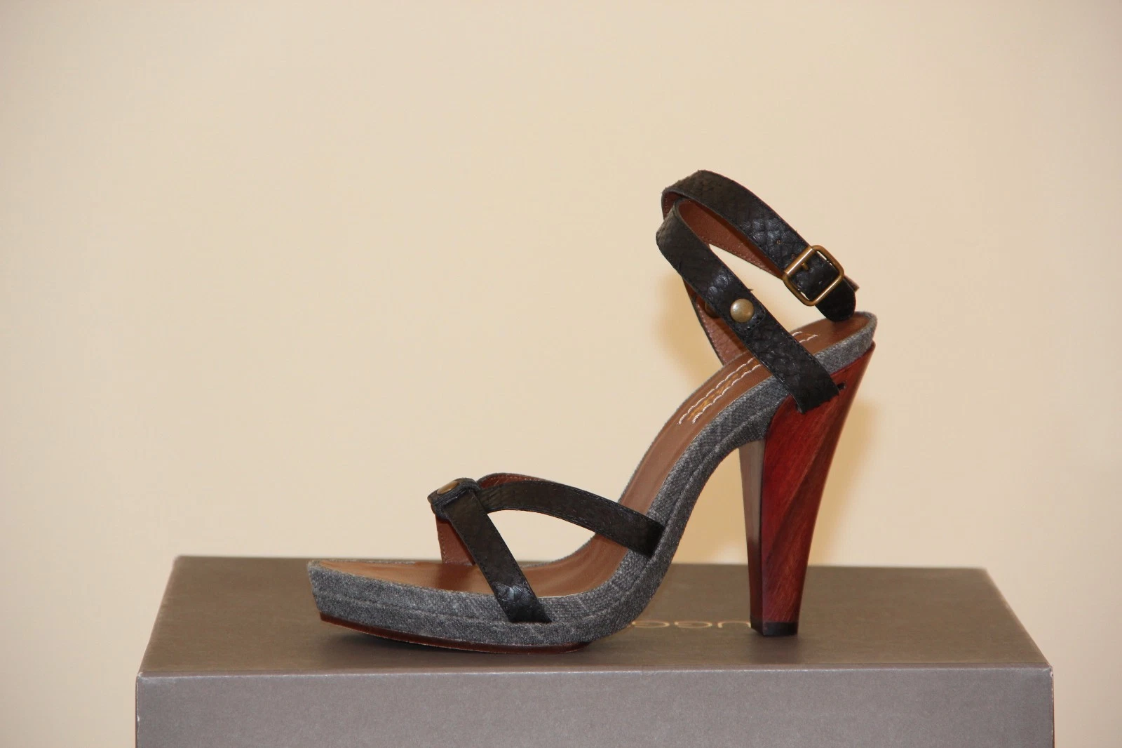 Sandalo donna Ugg Collection Gjelina taglia 8 nuovo con scatola