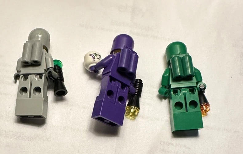 LEGO Lot Of 3 Classic Spaceman: Light Grey Dark Green & Bright Green W/ Extras - Image 2 of 2