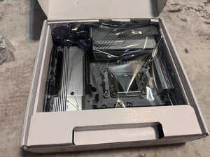 GIGABYTE B650M AORUS ELITE AX ICE AM5 MicroATX DDR5 4-Slot Motherboard