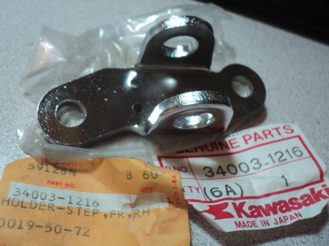 はる はる 1984-86 KAWASAKI ZX900 ZX 900 NINJA RH FOOTREST HOLDER STEP
