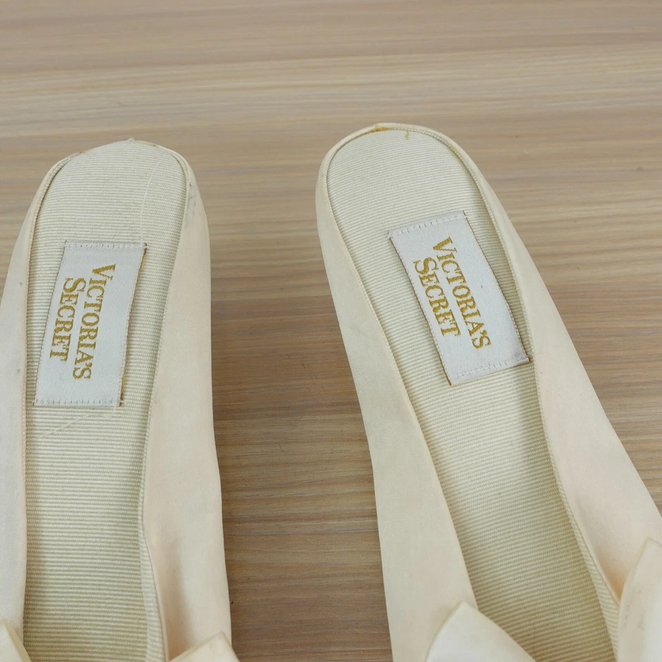 Sandalias sin cordones Victoria Secret vintage 6 crema satinado lazo tobogán ropa para dormir interior Foto 4 de 4