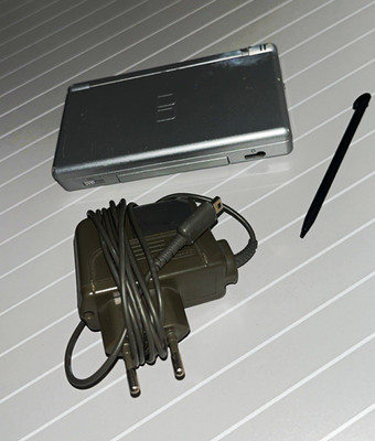 Nintendo DS Lite Handheld-System Silber Wi Fi PAL inkl. Stylus & Netzteil