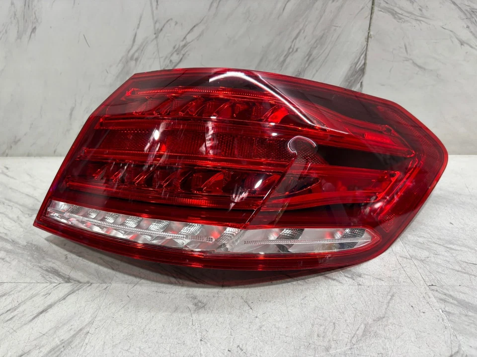 2014-2016 MERCEDES BENZ E350 E550 OUTER TAIL LIGHT OEM RIGHT PASSENGER SIDE LED - Image 4 of 4