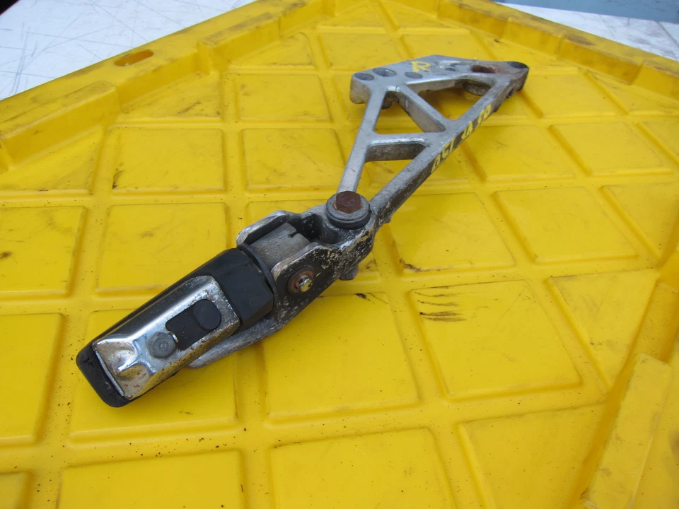 Honda V45 Interceptor VF750F 1983 OEM JUEGO TRASERO DERECHO ESTRIBA CONDUCTOR Foto 2 de 4