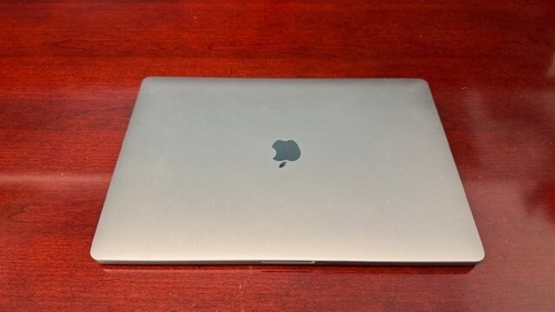 MacBook Pro 16" 2019 (i9 2,3 GHz, SSD 1 To, RAM 32 Go) - Gris sidéral - Lunette ébréchée - Photo 6/7