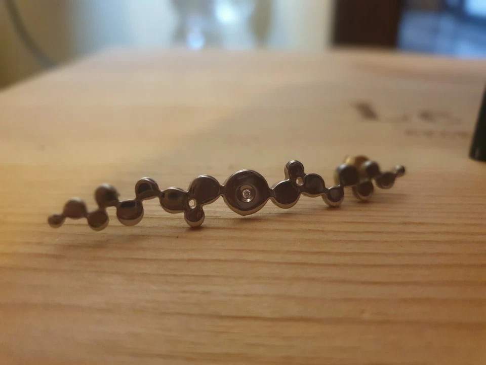 Orecchini Nomination lunghi circa 3cm e rigidi. Color argento, con una pietrina - Immagine 3 di 3